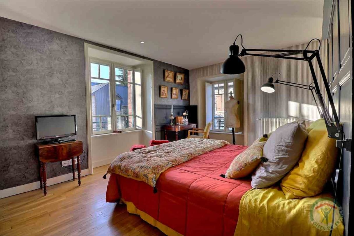 lit double - chambre Victor Hugo - maison de la goutte d'or