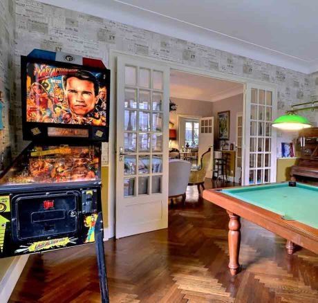 salle de jeux avec flipper et billard
