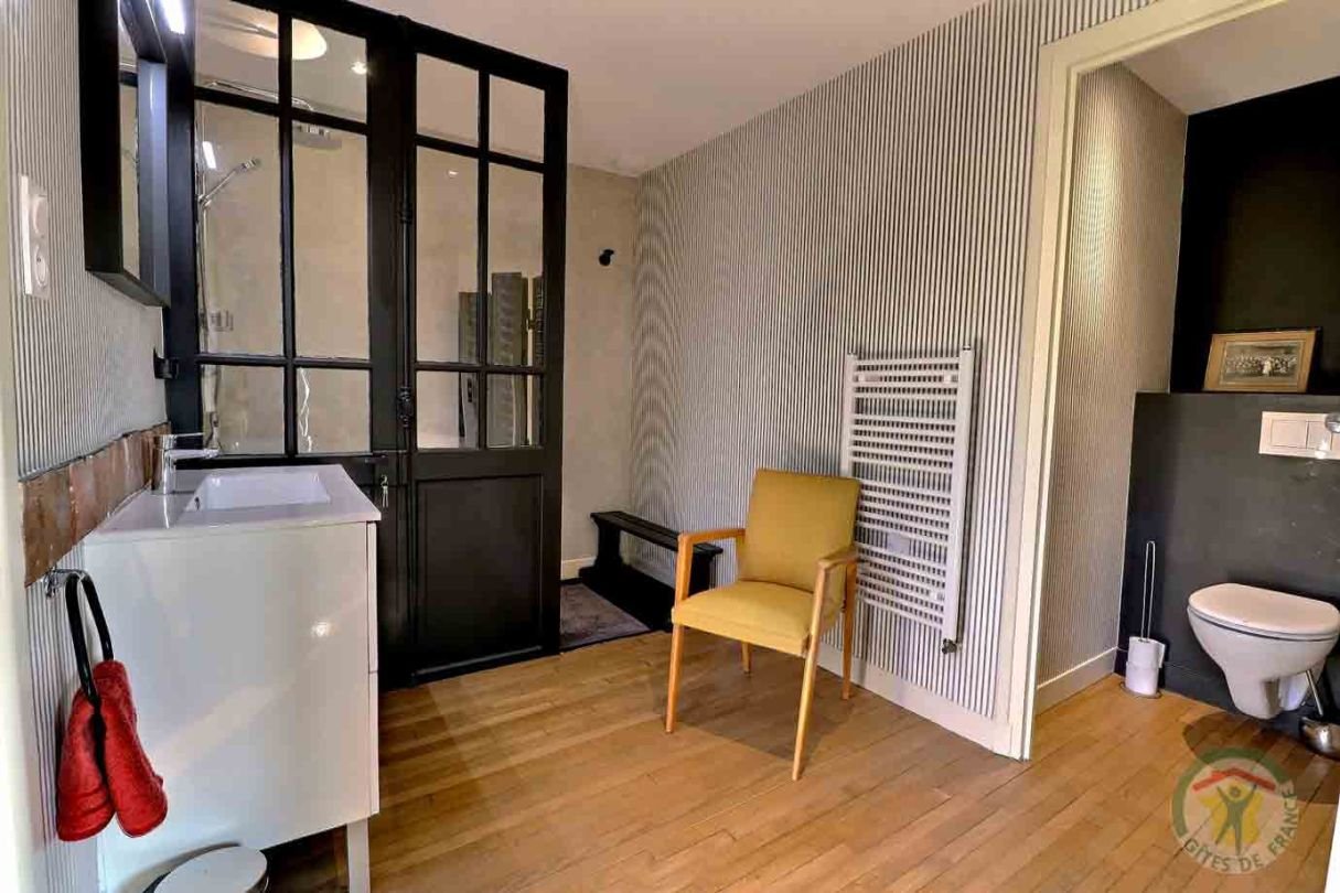 salle d'eau - douche- wc - chambre Victor Hugo - maison de la goutte d'or