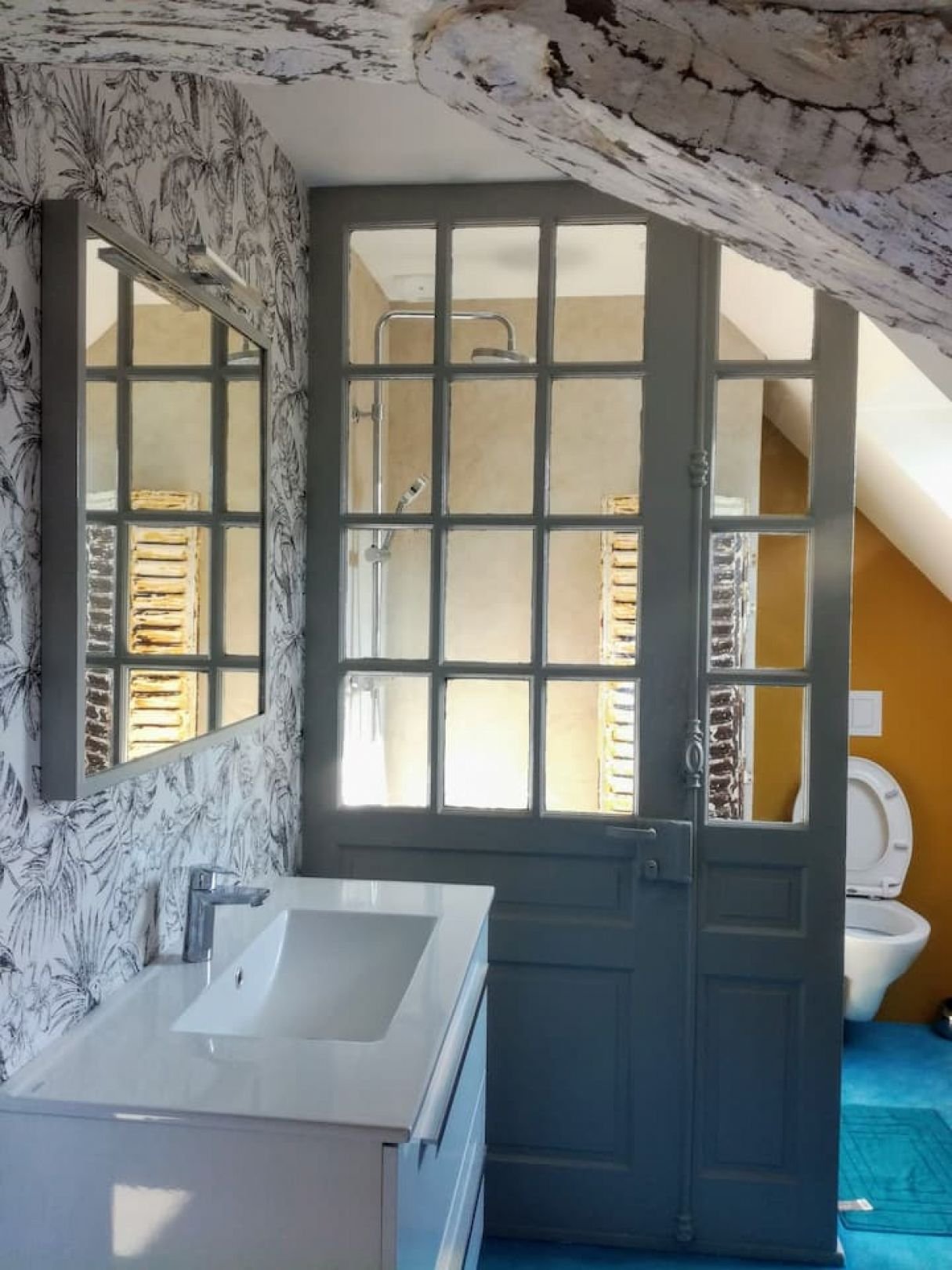 coin douche, lavabo, WC de la chambre Eugène Delacroix - maison de la goutte d'or
