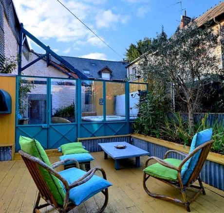 terrasse avec fauteuils et petit jardin
