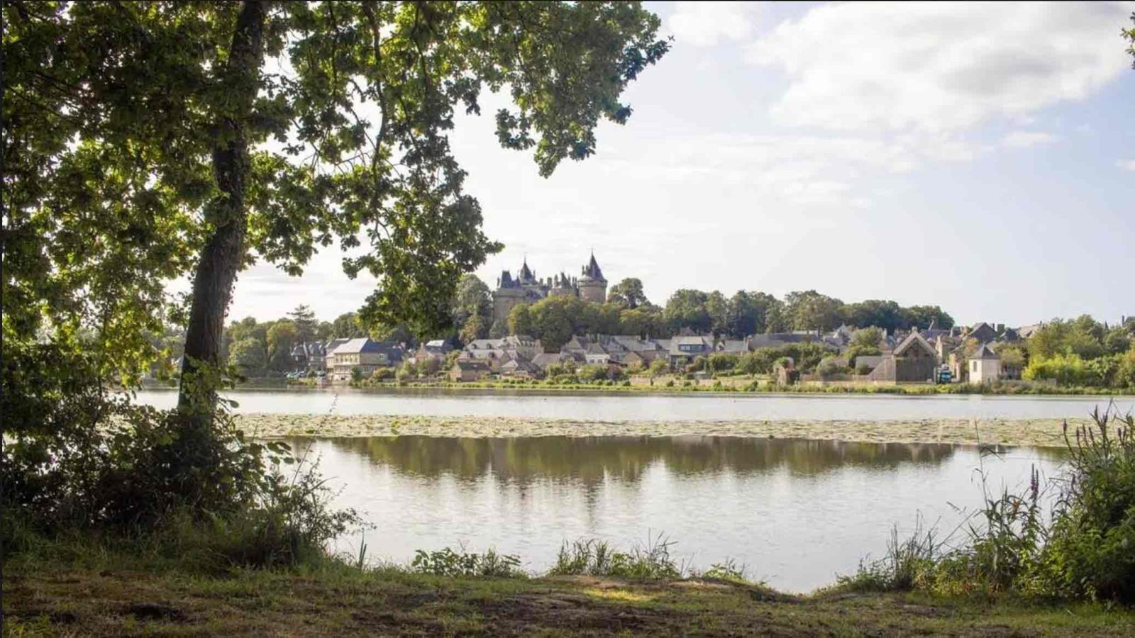 vue sur combourg et le château depuis le lac tranquille