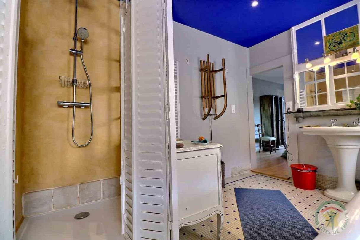 salle de bain - vue douche - Le grand bé - maison de la goutte d'or